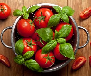 Najlepsza sałatka z pomidorów z bazylią (tylko 5 składników!)