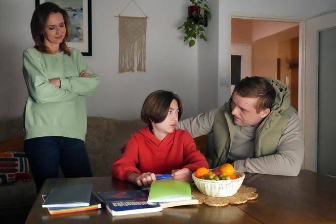 Barwy szczęścia, odc. 3043. Asia Sokalska (Anna Gzyra), Emil (Artem Malaszczuk), Hubert (Marek Molak)