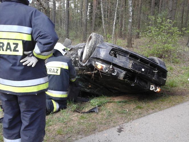 Tragiczny wypadek pod Bielskiem Podlaskim. Dachowanie BMW. Kierowca zginął na miejscu