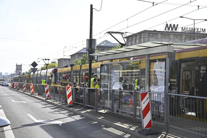 Zderzenie tramwajów w centrum Warszawy. 13 osób rannych, ruch tramwajowy wstrzymany