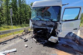 Bełchatów. Śmiertelny wypadek na DK 74. 20-latek wjechał pod cysternę [ZDJĘCIA]. 