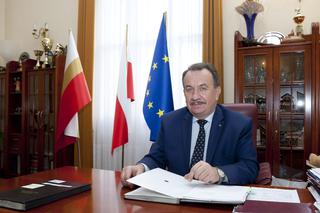 ZAKAŻĄ PALENIA DREWNEM.