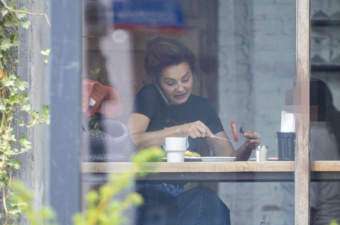 Małgorzata Socha stroi miny przy bajglu