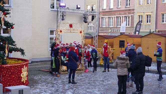 Bieg Mikołajów w Olsztynie. Około 400 osób pobiegło w charytatywnym celu [ZDJĘCIA]