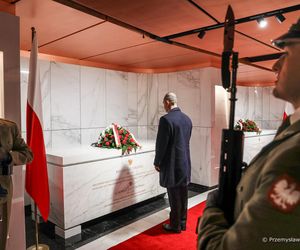 Złożenia wieńców przed pomnikami Ojców Niepodległości: Wincentego Witosa, Ignacego Jana Paderewskiego, Ignacego Daszyńskiego, Romana Dmowskiego, Wojciecha Korfantego i Marszałka Józefa Piłsudskiego.