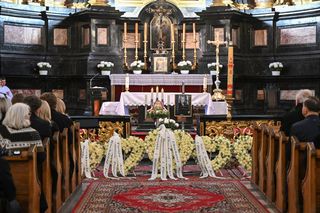 Pożegnali wielką damę polskiej kultury. Kidawa-Błońska przesłała piękny wieniec