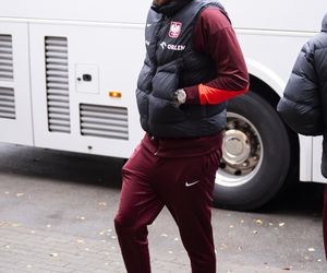 Reprezentacja zmokła na spacerze. Lewandowski się krył przed deszczem