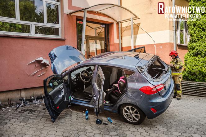 Groźny wypadek w Ełku. Samochód z małym dzieckiem wjechał w budynek szkoły