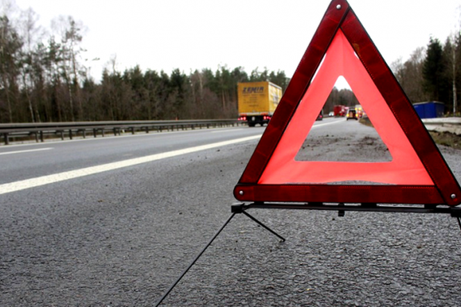 Śmiertelny wypadek w Pomorskiem. Zderzenie osobówki z samochodem ciężarowym