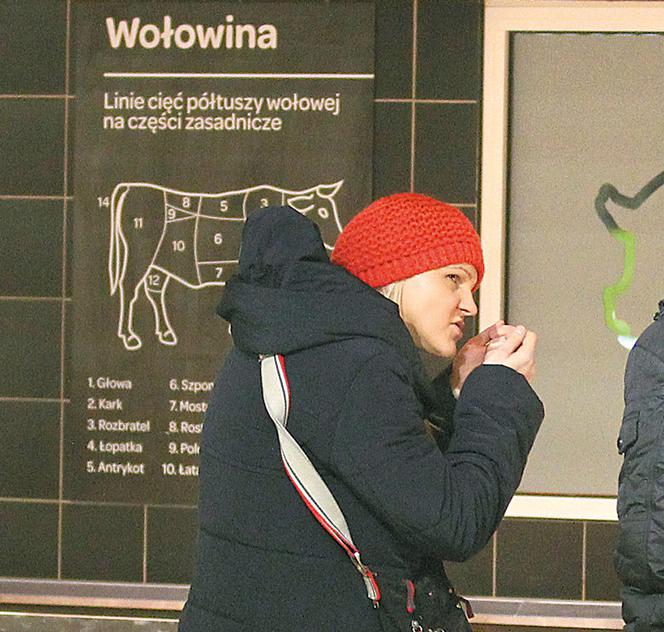 Skandalistka kupuje kiełbasę