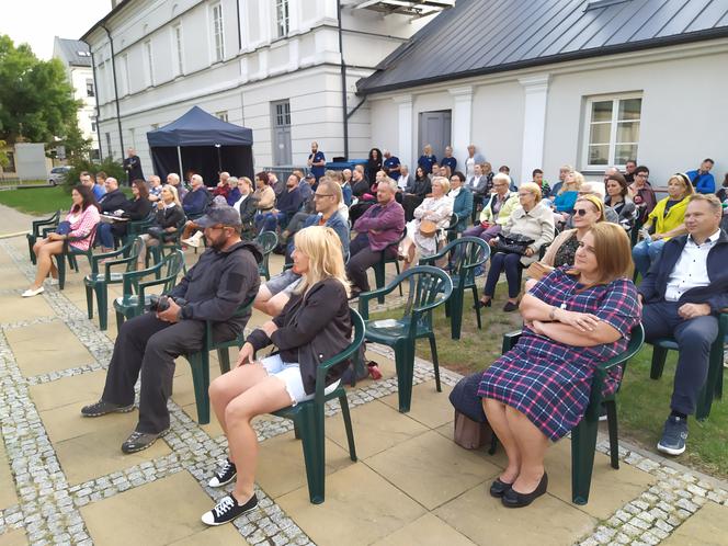 Spotkanie autorskie Artura Ziontka i koncert siedleckich artystów przy fontannie 18.08.2021