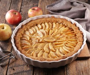 Słodka tarta z budyniem i jabłkami. Zachwycający deser na każdą okazję 