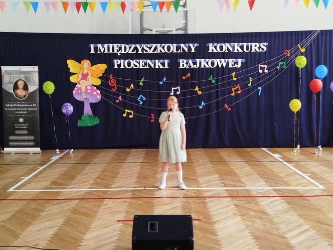 Uczniowie z klas I-III zaprezentowali w SP nr 10 w Siedlcach piosenki z różnych bajek