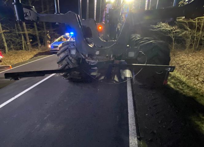 Groźny wypadek pod Gorzowem. Skoda wbiła się w ciągnik leśny