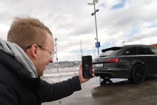 Montażysta Darek podczas odbierania samochodu od Buddy