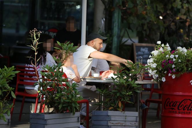 Maciej Pela z córeczkami nad Wisłą