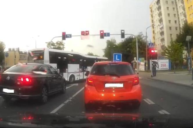 Kierowca z fantazją. Manewrował autobusem na czerwonym świetle i... podjechał po pasażerów [WIDEO]