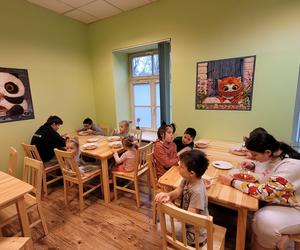 Dzieci i rodziny z pieczy zastępczej z Ukrainy znalazły bezpieczny dom w Lublinie. Pomogły Wioski Dziecięce