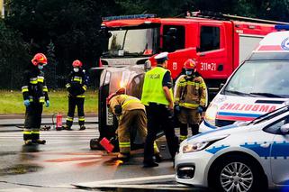 Warszawa: STRASZNY wypadek na Kwitnącej! W wyniku uderzenia auto znalazło sie na boku! [GALERIA. WIDEO]
