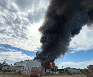 Potężny pożar w Tarnowie. Płonie hurtownia zniczy, na miejscu ponad 25 zastępów straży!