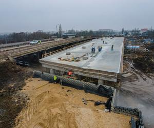 Trzy nowe wiadukty przy Przybyszewskiego. Kiedy przejadą po nich pierwsze samochody?