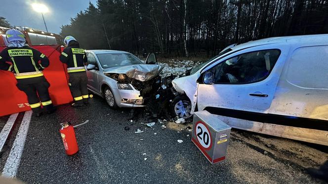 Tragiczny wypadek na DK 10 w Przyłubiu! Nie żyje jedna osoba, a kilka zostało rannych [ZDJĘCIA]