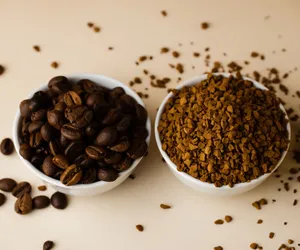 Sypana czy rozpuszczalna? Michał Wrzosek wskazuje, która kawa jest zdrowsza