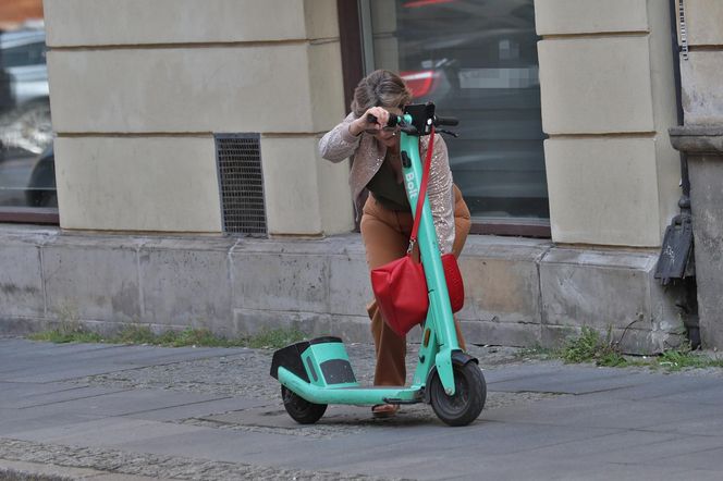 Monika Richardson pędzi na hulajnodze