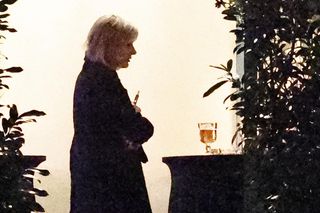 Anna Lewandowska w nocy pali elektryczne papierosy