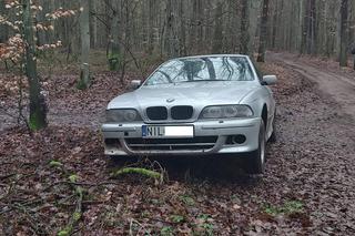 BMW porzucone w lesie