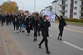 Z KOBIETAMI NIE WYGRACIE w Starachowicach też protestowali przed biurami posłów PiS 