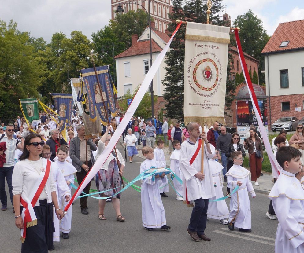 Boże Ciało w Olsztynie. Tysiące osób uczestniczyło w procesjach