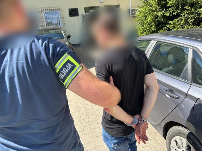 Od kilku miesięcy okradał niezamknięte auta. Policja z Ostródy szuka poszkodowanych