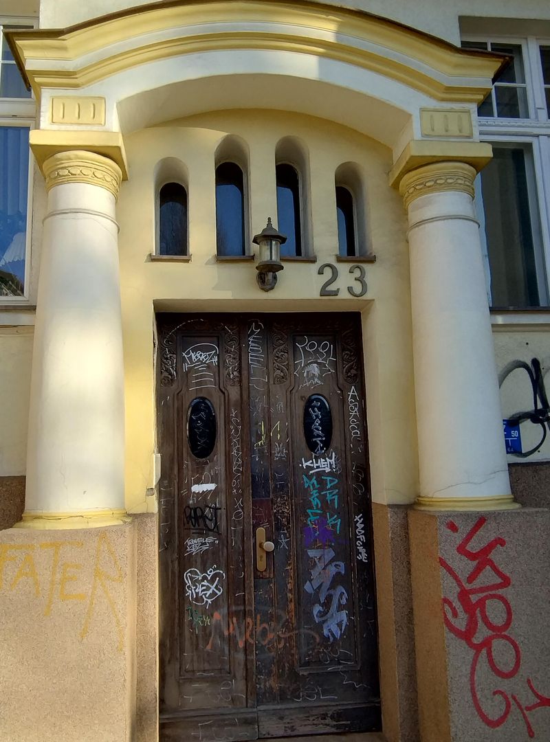 Sopot pod warstwą farby ze spreju. Graffiti w kurorcie