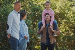 M jak miłość odc. 1820. Dima (Michaił Pszeniczny), Nadia (Mira Fareniuk), Magda (Anna Mucha), Andrzej Budzyński (Krystian Wieczorek)