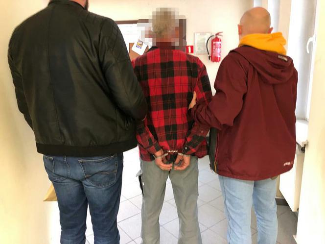 Zaatakował przechodnia nożem do tapet! Rodzina broniła agresora przed policją