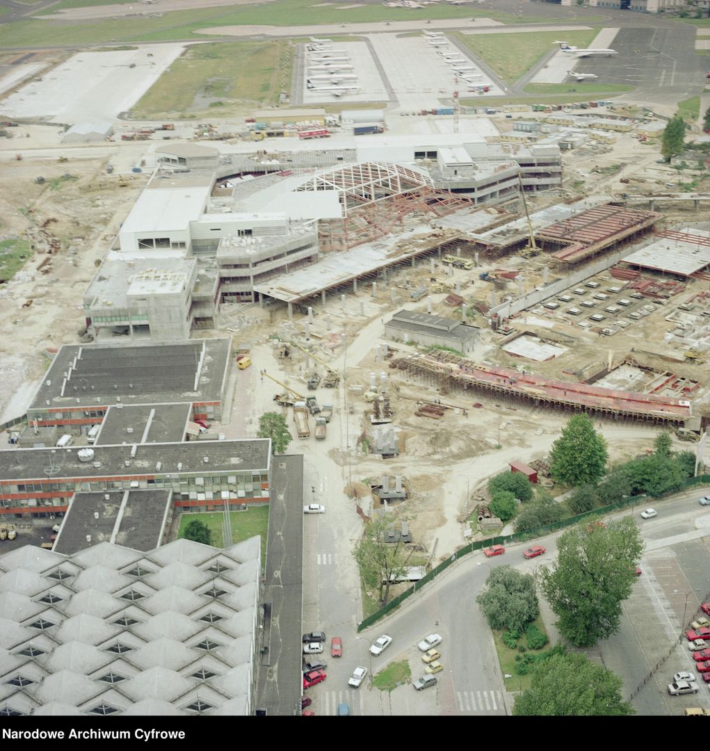 Budowa terminala na Okęciu, widoczny też terminal z lat 60.