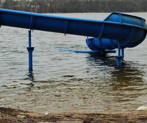 Plaża w Nowym Dębcu zalana