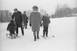 Zimowe zabawy z dawnych czasów. Tak bawili się nasi rodzice i dziadkowie [GALERIA]