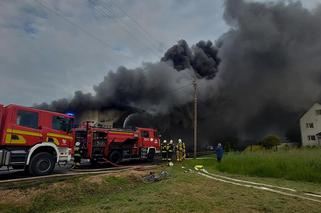 Lubrza. Potężny pożar przykrył niebo gęstym dymem. Ponad doba walki z żywiołem [ZDJĘCIA]