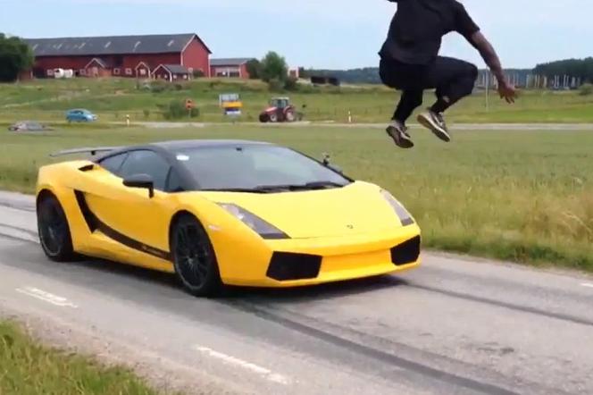 Skacze nad pędzącym Lamborghini