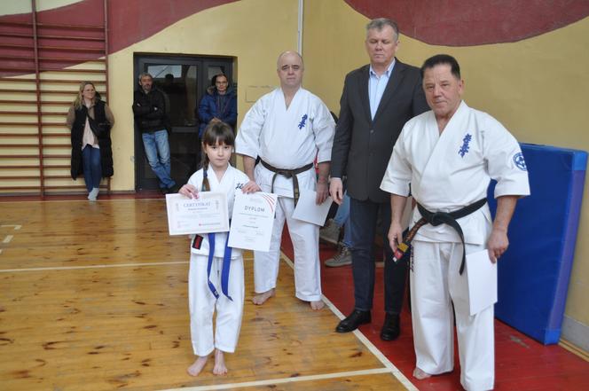 Akademia Karate w Skarżysku. Certyfikaty na wyższe stopnie dla wychowanków klubu