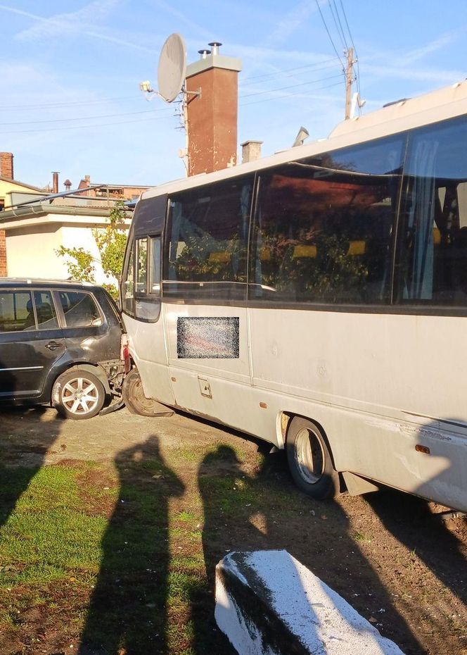 Wypadek autobusu szkolnego na Dolnym Śląsku. Kierowca wjechał w budynek 