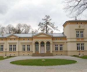 To jeden z najpiękniejszych pałaców w Małopolsce. Można go podziwiać nieopodal Krakowa