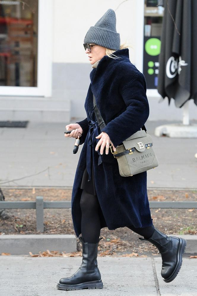 Monika Olejnik. Na spacerze z torebką za 6000zł