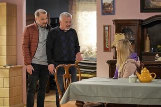 Pierwsza miłość. Ewelina (Magdalena Górska), Bartek (Rafał Kwietniewski), Marian Śmiałek (Paweł Okoński)