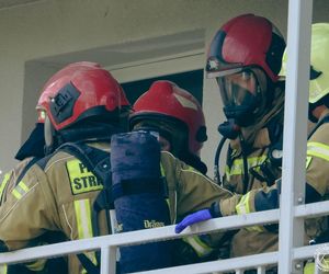 Pożar i wybuchy w mieszkaniu bloku w Tychach