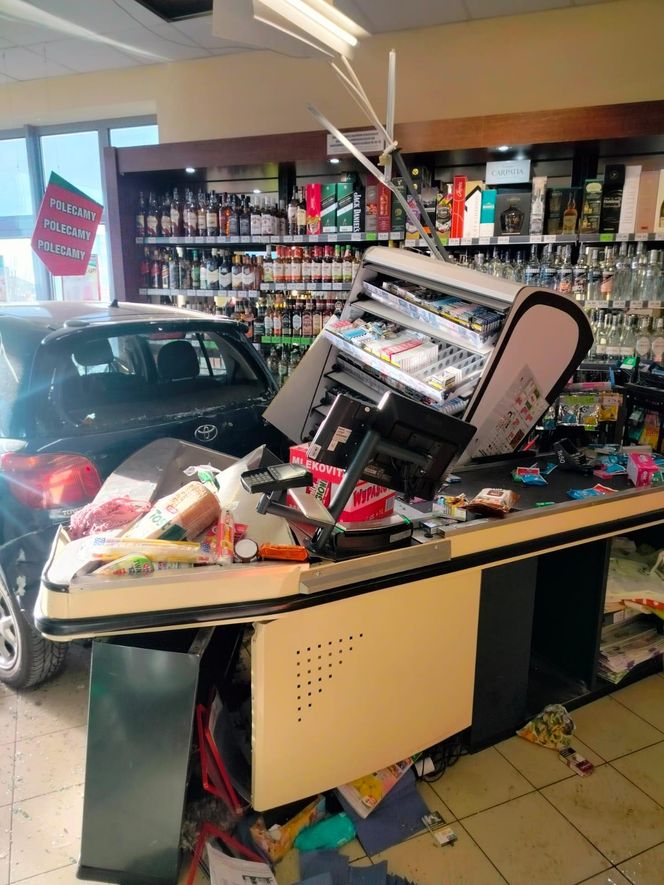 Wjechał do sklepu... samochodem. Wypadek w Oborzyskach Starych koło Kościana