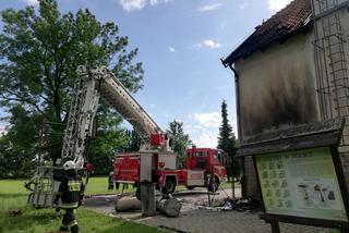 Nowica. Pożar szkoły podstawowej. Zaczęło się od palących pojemników na śmieci