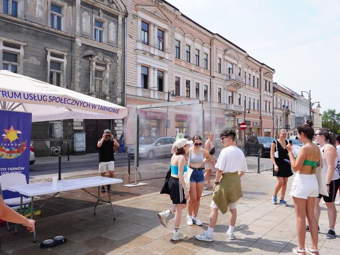 Tarnów walczy z falą upałów. Na ulicach rozdawana jest woda, stanęły również kurtyny wodne